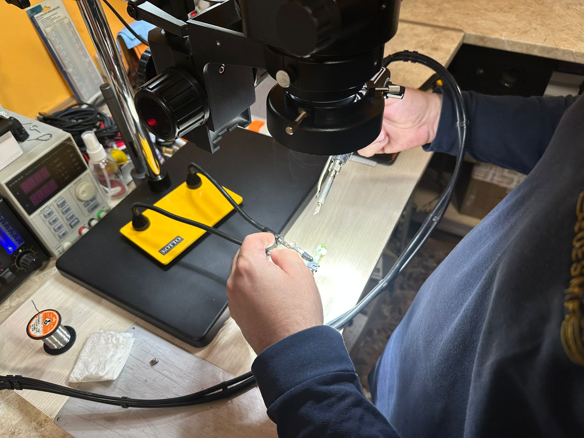 Técnico usando microscopio