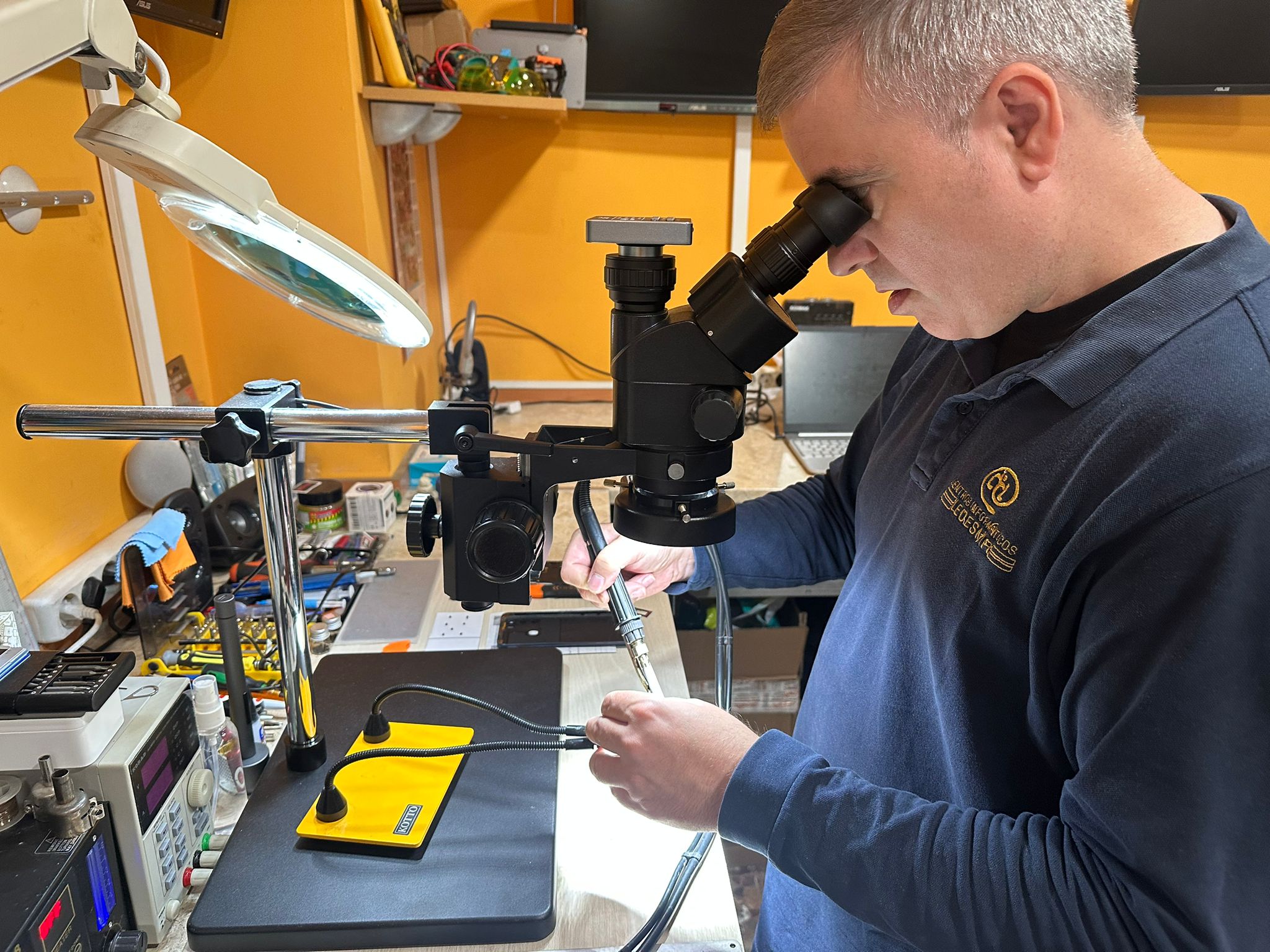 Trabajo de precisión bajo microscopio